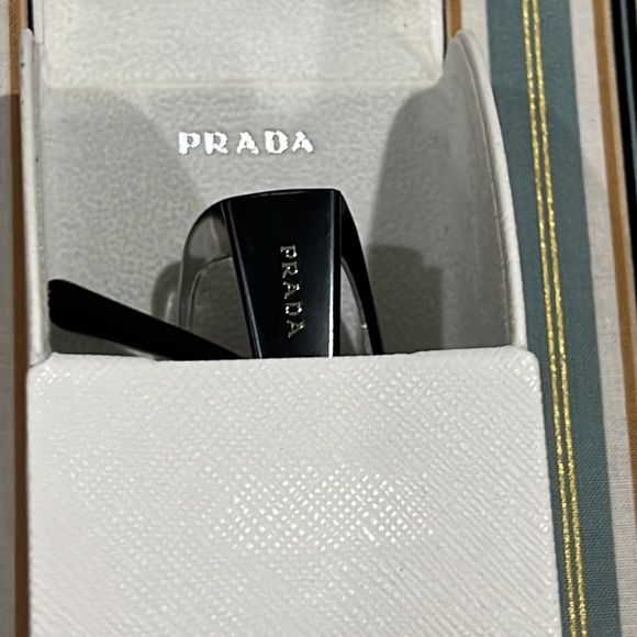 Prada - Picture 9 of 11